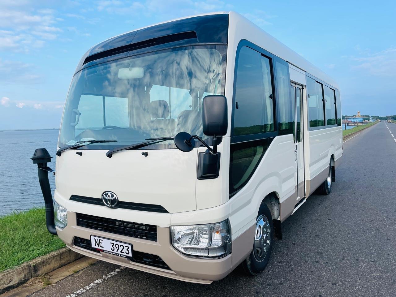 Mini bus for Sri Lanka group transfers